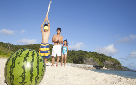 大勢で海水浴に行くならぜひ！　スイカ割りの楽しみ方
