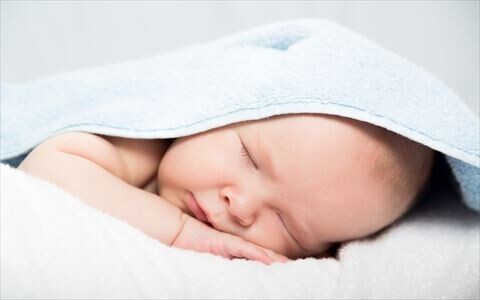 暑い夏の赤ちゃんの眠り～寝汗でびっしょりだけど大丈夫？