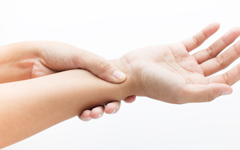 子供を抱っこして腱鞘炎に！　予防するコツは？