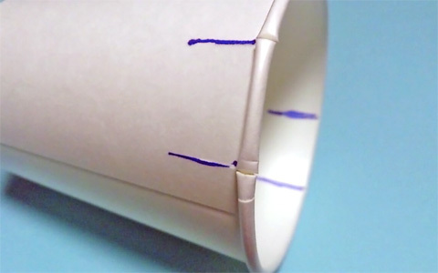 単純だけど子ども大喜び！　紙コップで作る、跳ねるおもちゃ