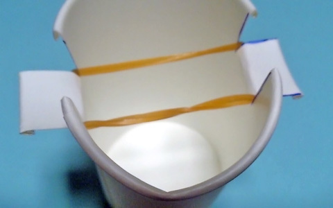 単純だけど子ども大喜び！　紙コップで作る、跳ねるおもちゃ