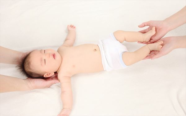 赤ちゃんをあおむけに寝かせるのは人間だけ？　寝かせ方で変わる知能の発達とは
