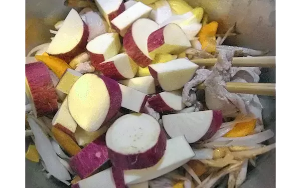 さつまいも入りで子供も大好き！　ほんのり甘い豚汁