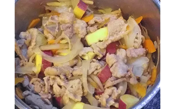 さつまいも入りで子供も大好き！　ほんのり甘い豚汁