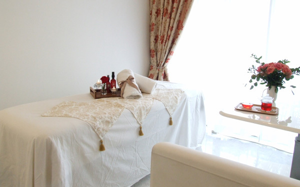 ダマスクスローズを贅沢に使ったトリートメントが受けられる銀座のサロン「サロン ラ ヴァレ デ ローズ」は、マタママにもおすすめ