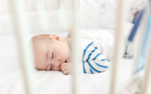 赤ちゃんがひとりで寝る国、フランスの赤ちゃん寝かしつけ指南