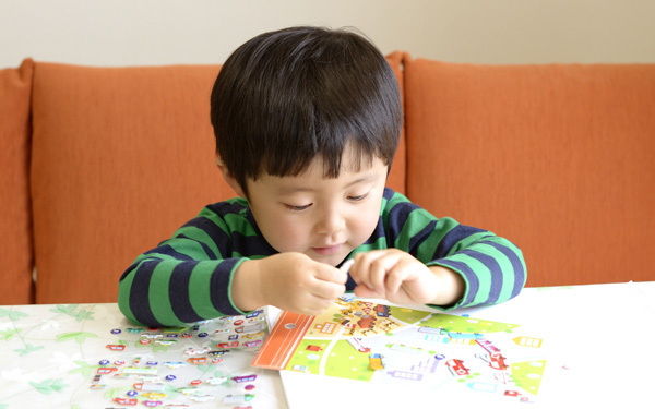 シール遊びは、子どもの脳を活性化させる!?
