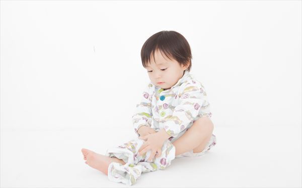 1歳からスタートできる！　子どもが洋服を自分で着れるようにする方法