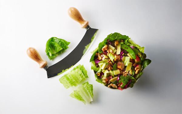 サラダの食材を選んだら、メッザルーナという半月状のナイフを使い、目の前で細かくチョップしてくれます。