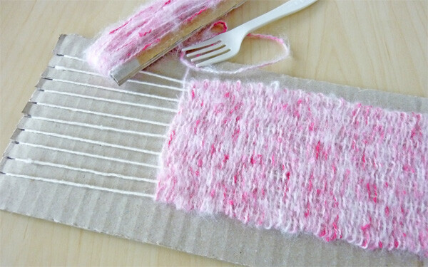 毛糸とダンボールで織り物を楽しみましょう