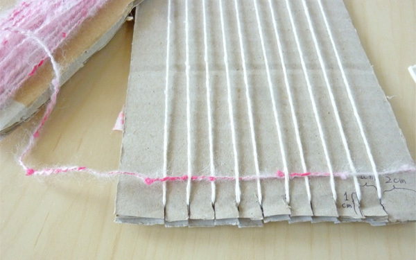 ダンボールで編み物ができる！ 簡単な作り方を紹介