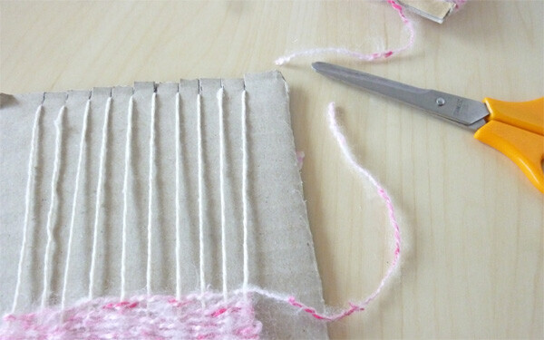 ダンボールで編み物ができる！ 簡単な作り方を紹介