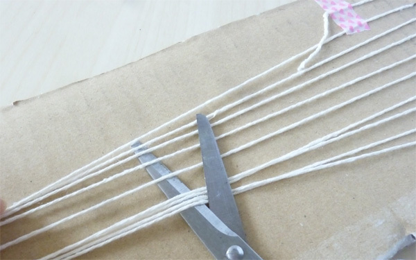 ダンボールで編み物ができる！ 簡単な作り方を紹介