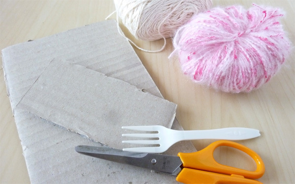 ダンボールで編み物ができる！ 簡単な作り方を紹介