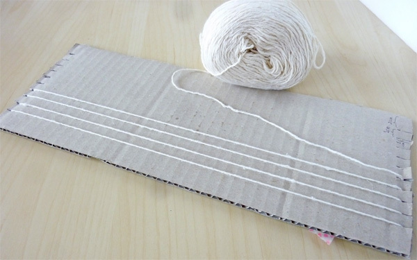 ダンボールで編み物ができる！ 簡単な作り方を紹介