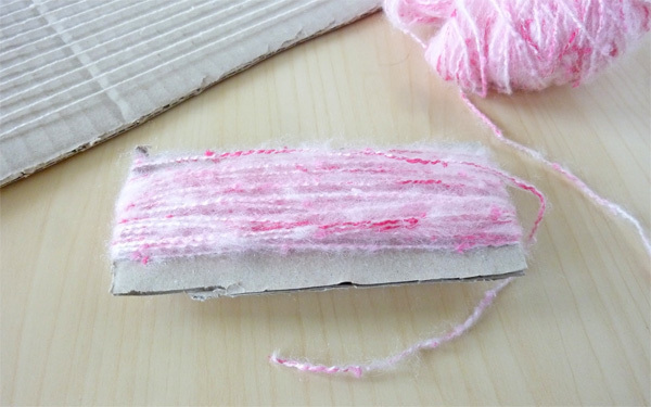 ダンボールで編み物ができる！ 簡単な作り方を紹介