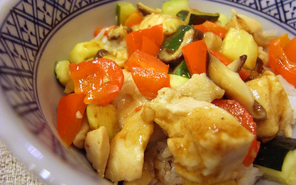 「ママ、お腹すいたー」コールにパパッと出せる！　彩りゆたかな簡単イタリア風チキン丼