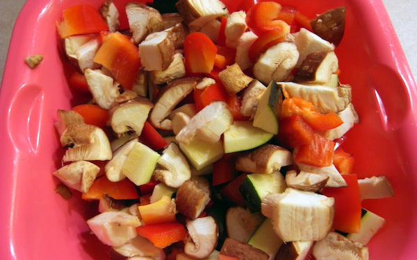 「ママ、お腹すいたー」コールにパパッと出せる！　彩りゆたかな簡単イタリア風チキン丼