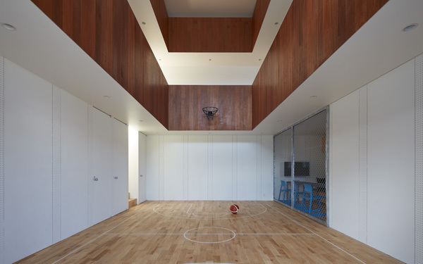 家の中にバスケットコート？　家族の夢が実現したマイホームに潜入取材