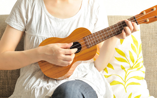 ウクレレは子供におすすめの楽器！ おうちでのんびり楽しんでも習い事にしてもOK！