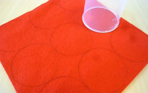 切りっぱなしでOKだからラクチン！　フェルトで作る簡単ポンポンオーナメント