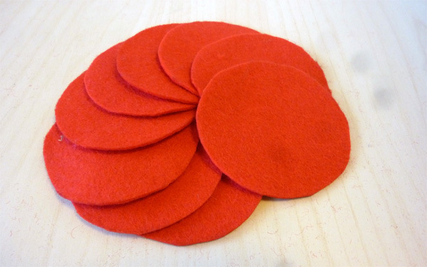 切りっぱなしでOKだからラクチン！　フェルトで作る簡単ポンポンオーナメント