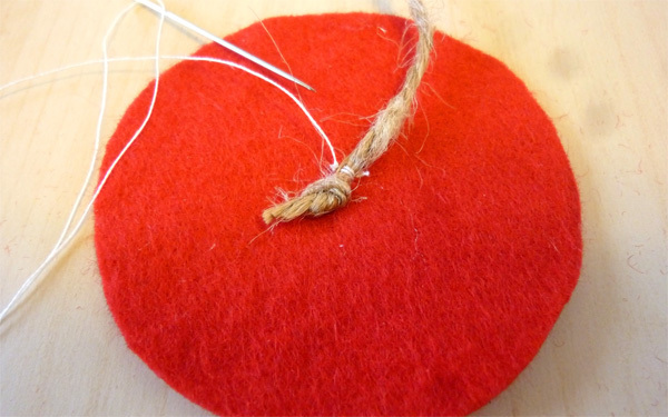 切りっぱなしでOKだからラクチン！　フェルトで作る簡単ポンポンオーナメント