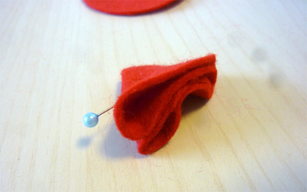 切りっぱなしでOKだからラクチン！　フェルトで作る簡単ポンポンオーナメント