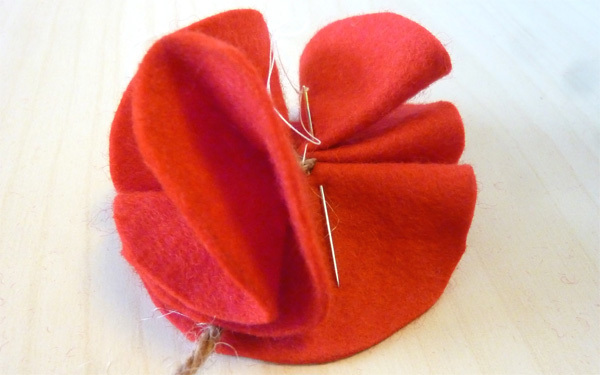 切りっぱなしでOKだからラクチン！　フェルトで作る簡単ポンポンオーナメント