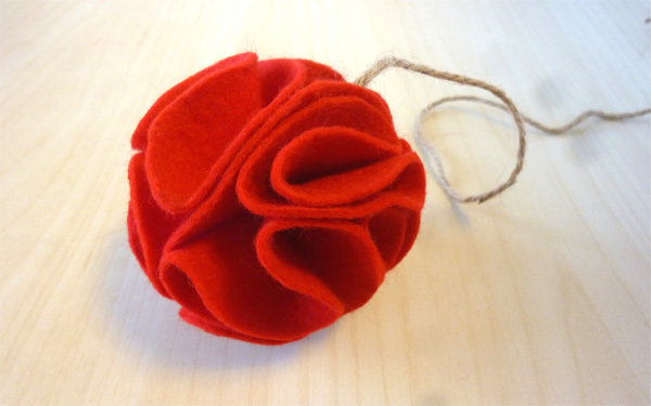 切りっぱなしでOKだからラクチン！　フェルトで作る簡単ポンポンオーナメント