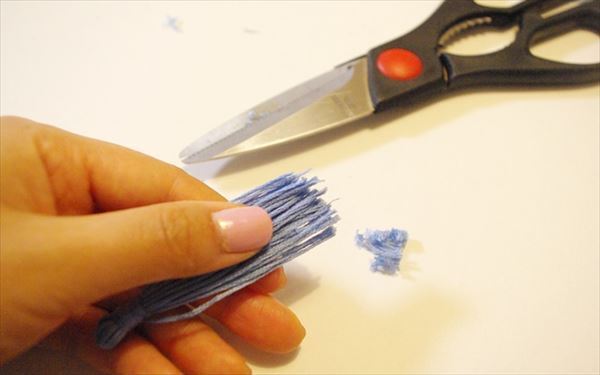 材料費100円？　10分で作れるゆれるタッセルピアスを刺繍糸で手作りしてみた！