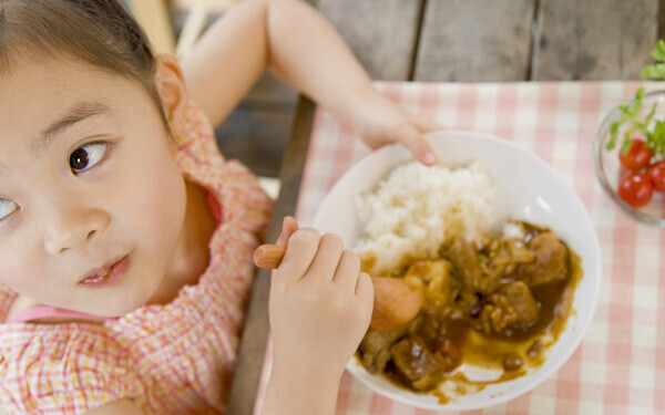 抑えた辛味を香味野菜の旨味でカバーすれば、大人も子どもも大満足なカレーの出来上がり