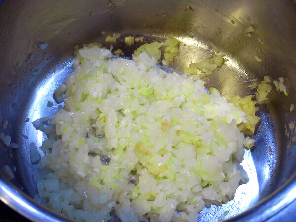 ニンニクの香りが立ってきたら、玉ねぎとセロリ、ショウガを入れ、ひとつまみの塩を入れてよく炒める