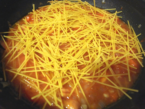 フライパン1つで完結！　簡単パエリア風パスタ