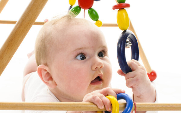 赤ちゃんがおもちゃや近くにあるものに手を伸ばし始めたら、それは赤ちゃんの脳を訓練する絶好のチャンス