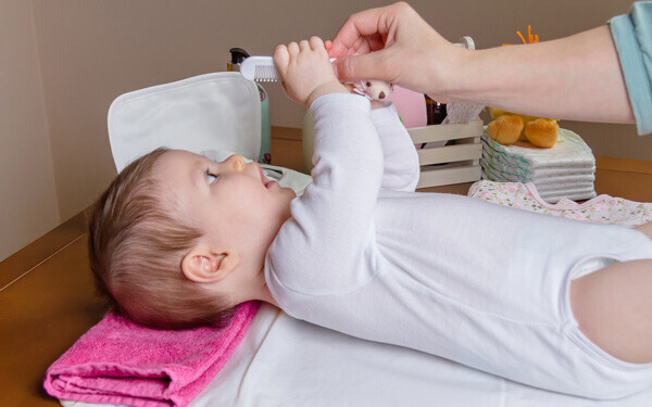 手を使う赤ちゃんは脳機能の発育も早いと言われている