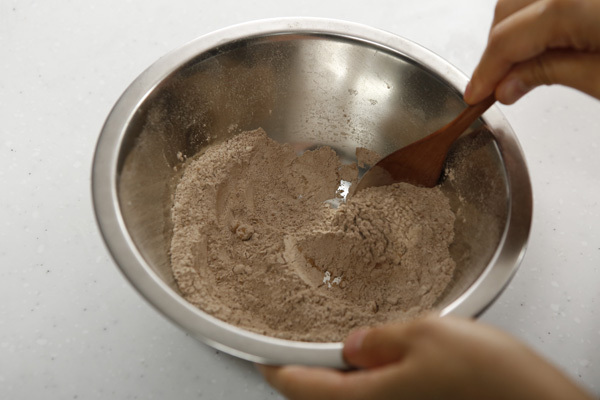 アレルギーの子のバレンタインに　「米粉ガトーショコラ」の時短レシピ