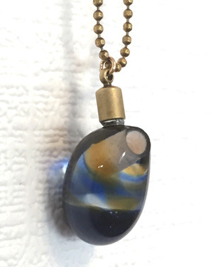 アロマを持ち歩きできる便利なアイテム。外出先でもアロマを楽しむ！