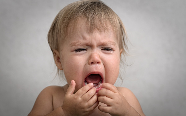 周囲の人を区別するようになると始まる、赤ちゃんの「人見知り」