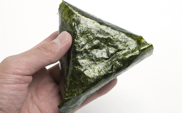 おにぎりの海苔をパリパリにする包み方。アルミホイルを使った包み方