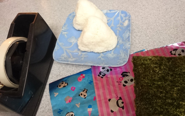 おにぎりの海苔をパリパリにする包み方。アルミホイルを使った包み方