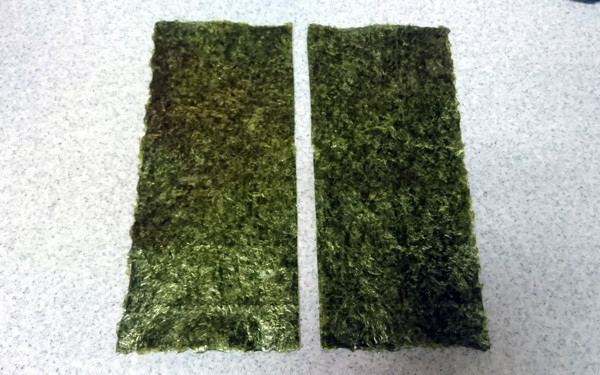 おにぎりの海苔をパリパリにする包み方。アルミホイルを使った包み方