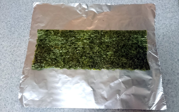おにぎりの海苔をパリパリにする包み方。アルミホイルを使った包み方