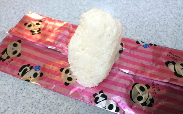 おにぎりの海苔をパリパリにする包み方。アルミホイルを使った包み方