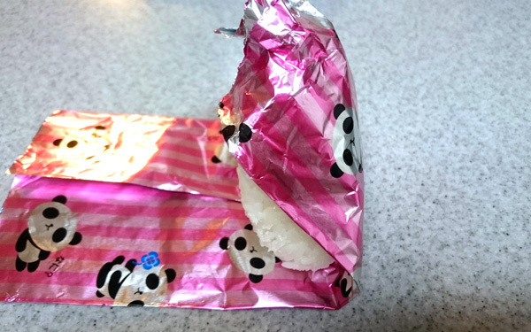 おにぎりの海苔をパリパリにする包み方。アルミホイルを使った包み方