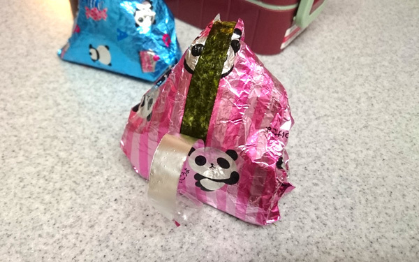 おにぎりの海苔をパリパリにする包み方。アルミホイルを使った包み方