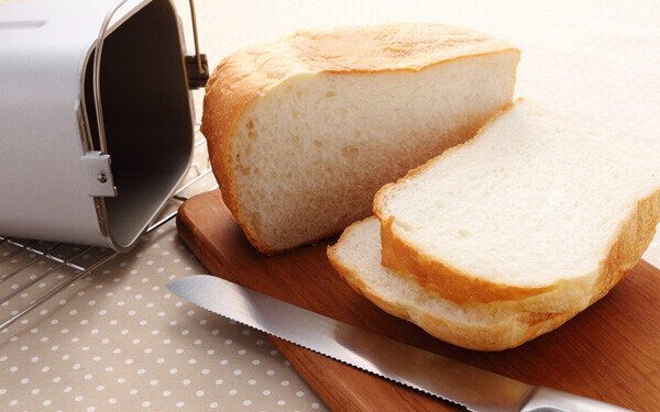 朝起きるとキッチンに小麦の良い香りが漂い、予約しておいた時間にパンが焼き上がっている生活ができるホームベーカリー