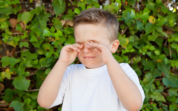 花粉症だと思うわが子、5人に1人は目薬ささず「正しい点眼法」とは？