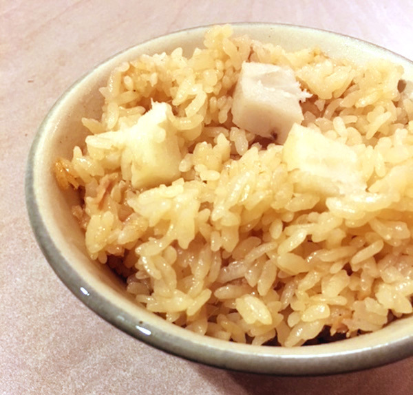 小さな子どもも食べやすい！ ほくほく里いもとツナの炊きこみごはん