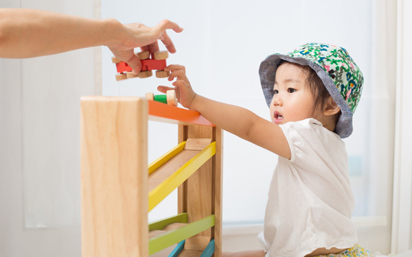 目と耳をリンクさせるためのトレーニングは、おすわりできた頃から始めよう！（前編）